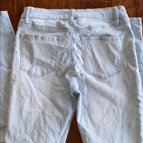 Light wash Ripped Refuge Jeans - Picture 5 of 5